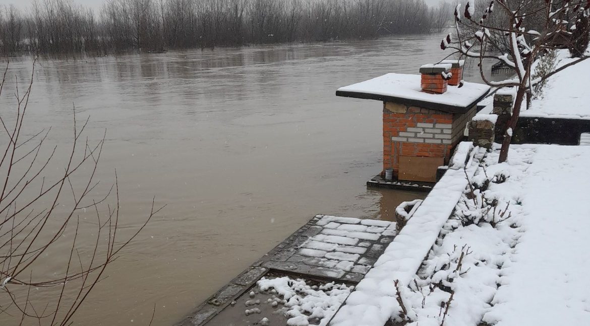 Drina_terasa na obali-2